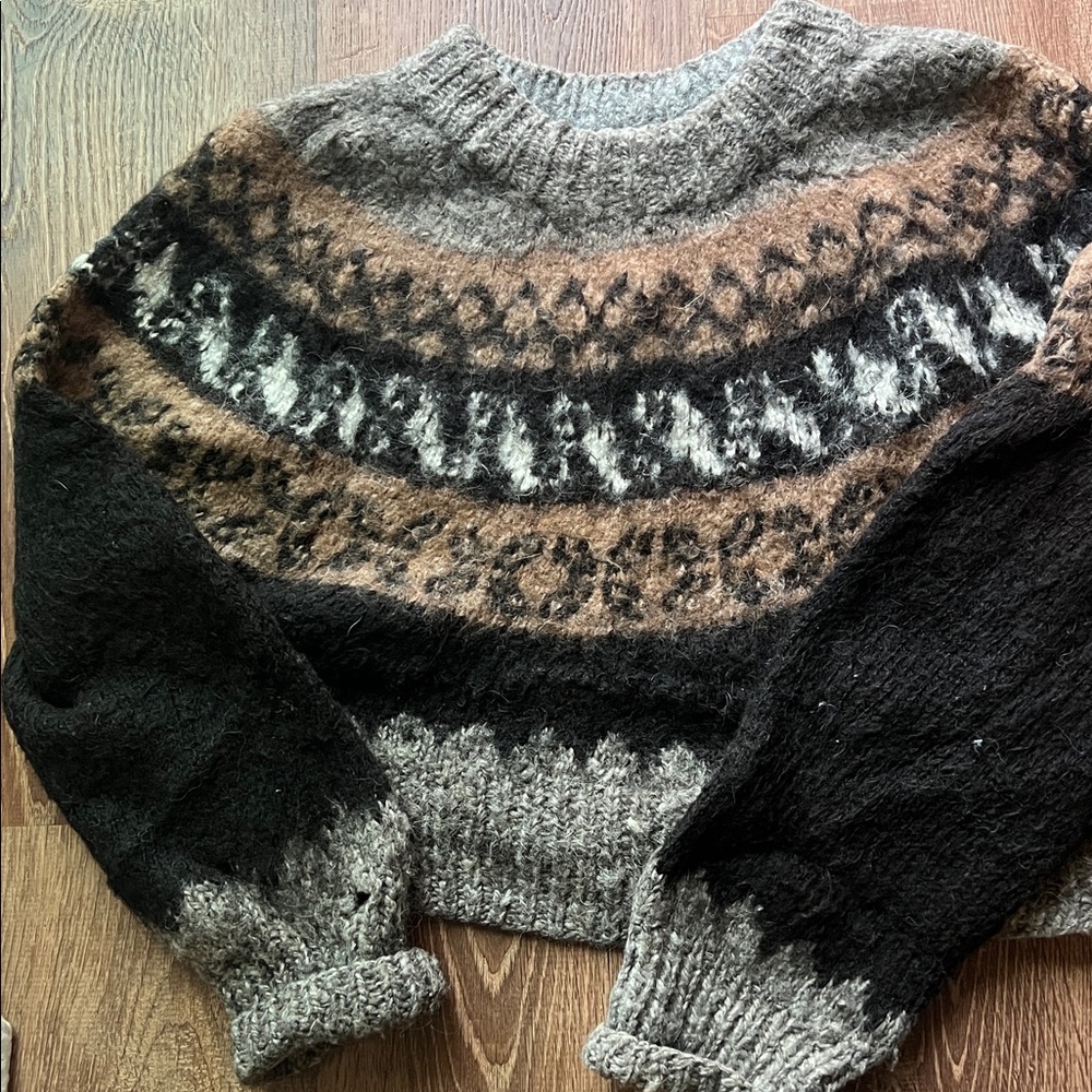 Cozy Multicolor Wool Patterned Sweater - Picture 4 of 4